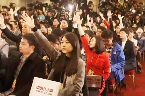 中国经济网记者马常艳：&ldquo;每天都有奇迹发生&rdquo;，不知道下一秒会遇到哪位代表委员，哪位会接受我的采访。比如中午在楼梯口巧遇&ldquo;中国首善&rdquo;曹德旺委员；比如坐在餐厅门口沙发写稿，刚好厉以宁委员吃着香蕉慢慢坐下来&hellip;&hellip;作为网络媒体记者，我们发挥机动灵活的特长，每一件事都拼尽全力，好多场活动都冲到了最前面。两会马上就要结束了，就像吃棒棒糖，越来越甜，意犹未尽&hellip;&hellip;4